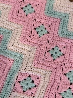 Vtg Handmade Knit Pink White Mint Zigzag Crochet Baby Blanket Scallop Cottage